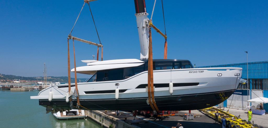 Cпуск на воду новой модели от Extra Yachts: Extra 86 