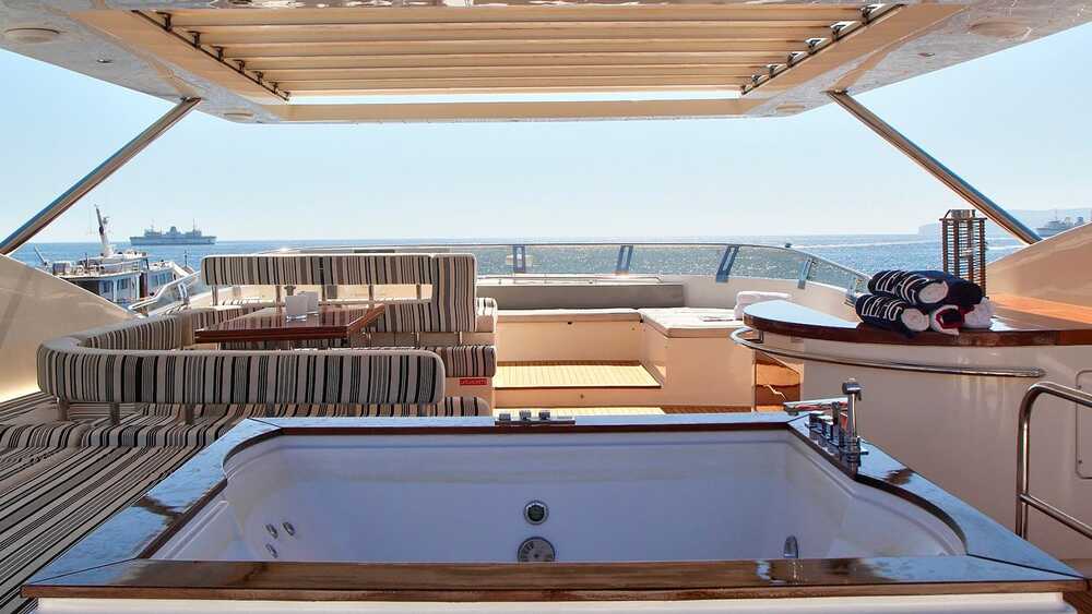 Джакузи на флайбридже M/Y SICILIA IV