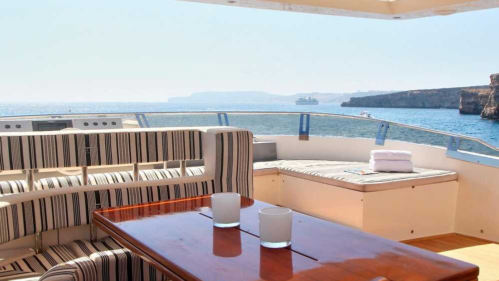Обеденая зона на флайбриддже M/Y SICILIA IV