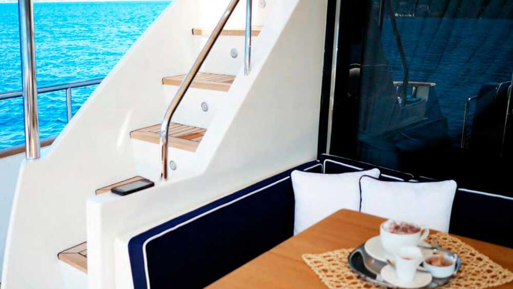 Кокпит M/Y LADY AMANDA