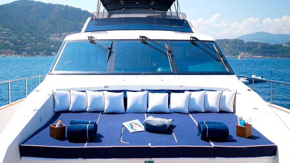 Зона отдыха в носовой части M/Y LADY AMANDA