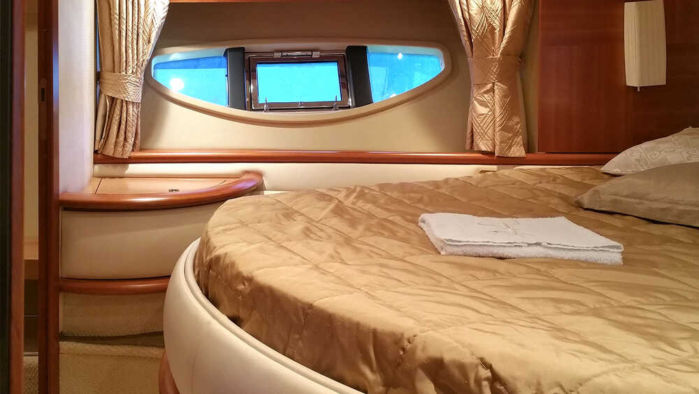Носовая VIP  каюта