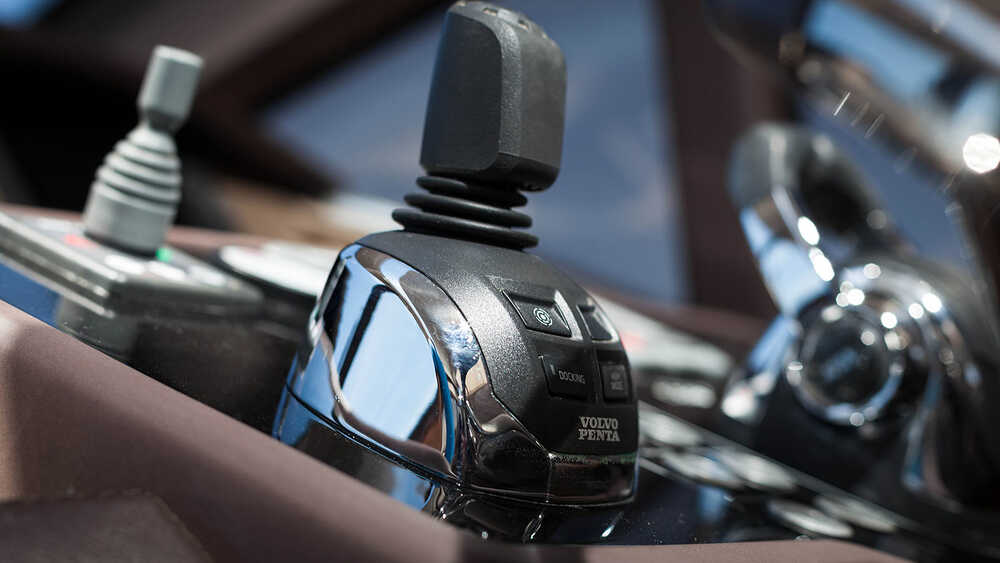 Джойстик Volvo Penta на посту управления
