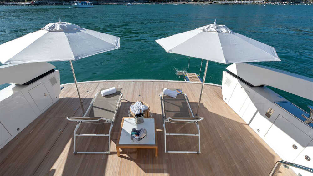 Пляжный клуб в кормовой части