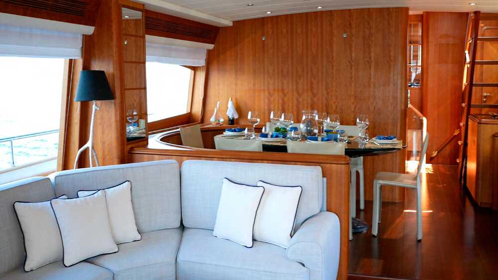 Обеденная зона в салоне M/Y LADY AMANDA