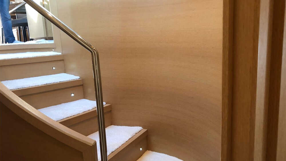 Ступени на нижнюю палубу