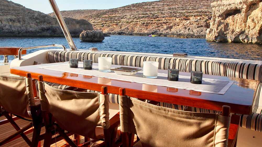 Обеденная зона на кокпите M/Y SICILIA IV