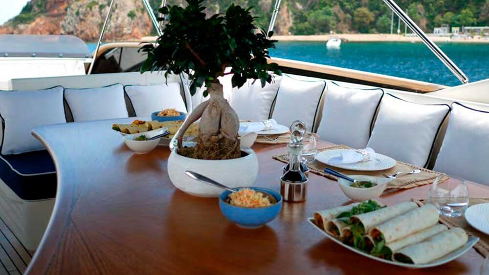 Обеденная зона на флайбридже M/Y LADY AMANDA