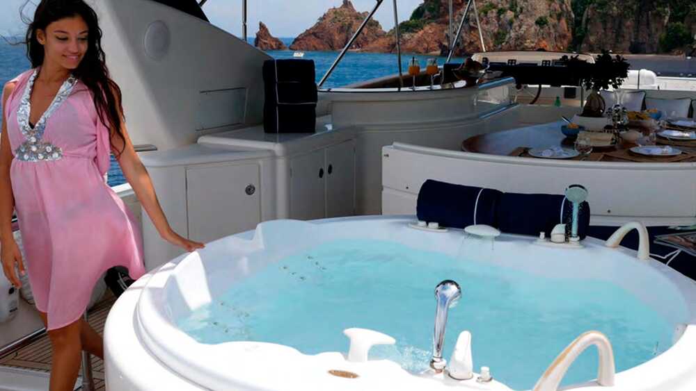 Джакузи на флайбридже M/Y LADY AMANDA