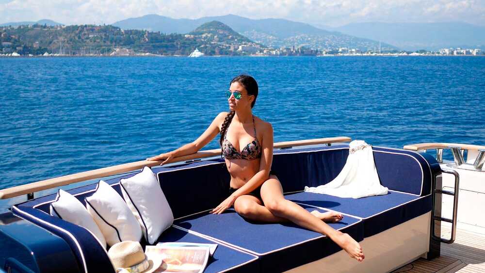 Зона отдыха в кормовой части флайбриджа M/Y LADY AMANDA
