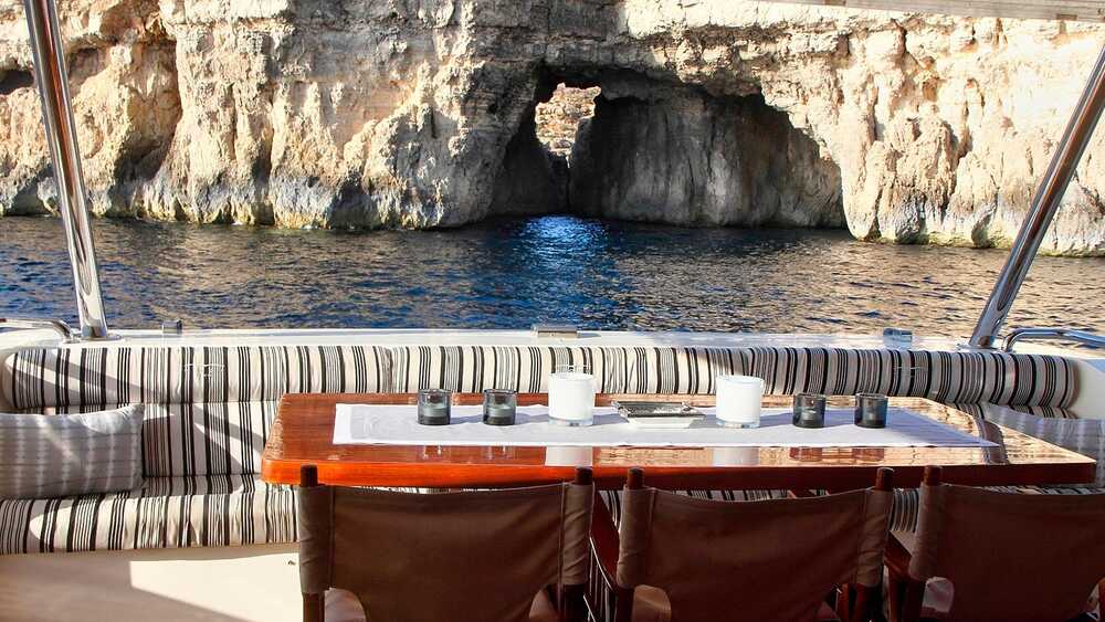 Обеденная зона на кокпите M/Y SICILIA IV
