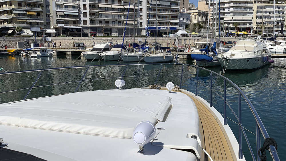 Место для загара на носу Azimut 86S