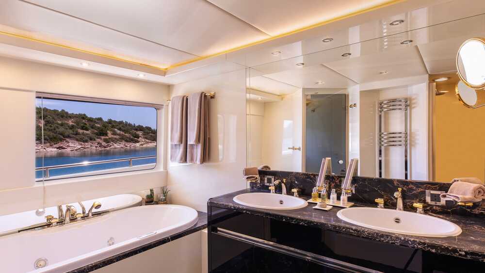 Heesen MAGIX, 37.80 м
