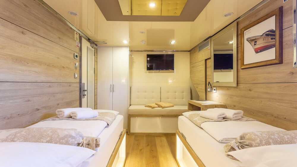 Iskra Shipyard LASTAVICA, 49.00 м