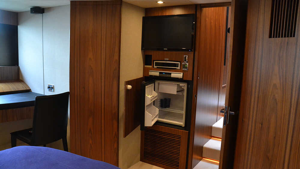 Сейф в каюте владельца Fairline Squadron 78 (2011)