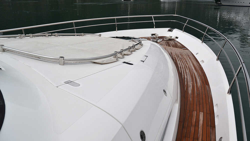 Носовая часть Fairline Squadron 78 (2011)