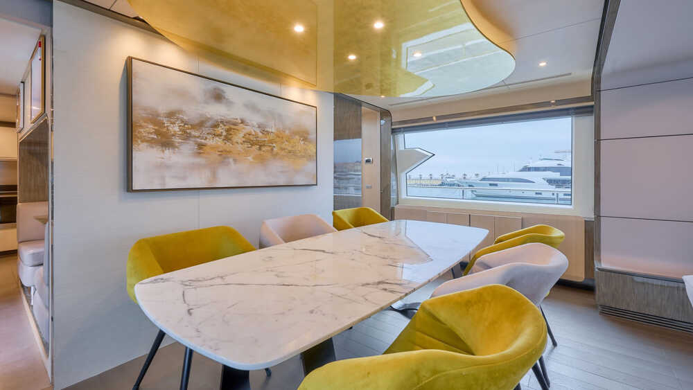 Обеденная зона в салоне