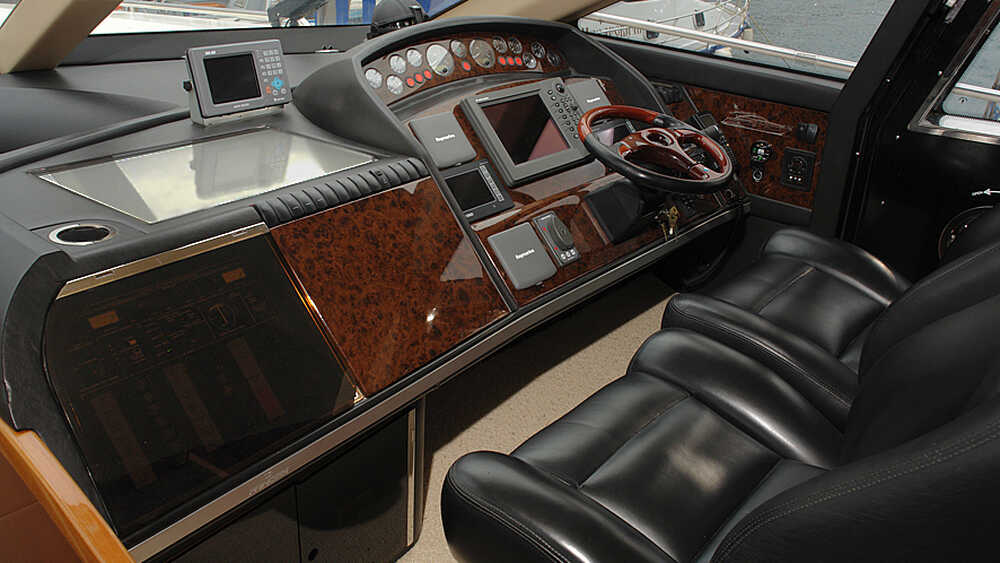 Главный пост управления Princess 67 (2007)