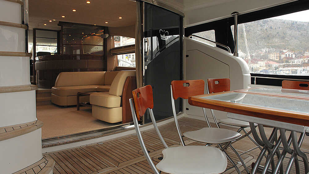 Кокпит Princess 67 (2007)