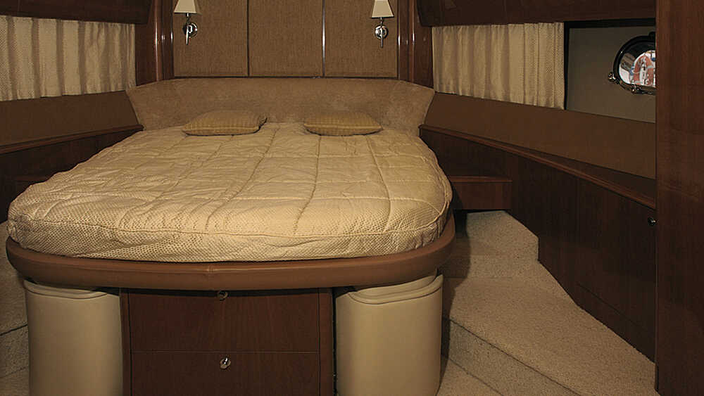 VIP-каюта в носовой части Princess 67 (2007)
