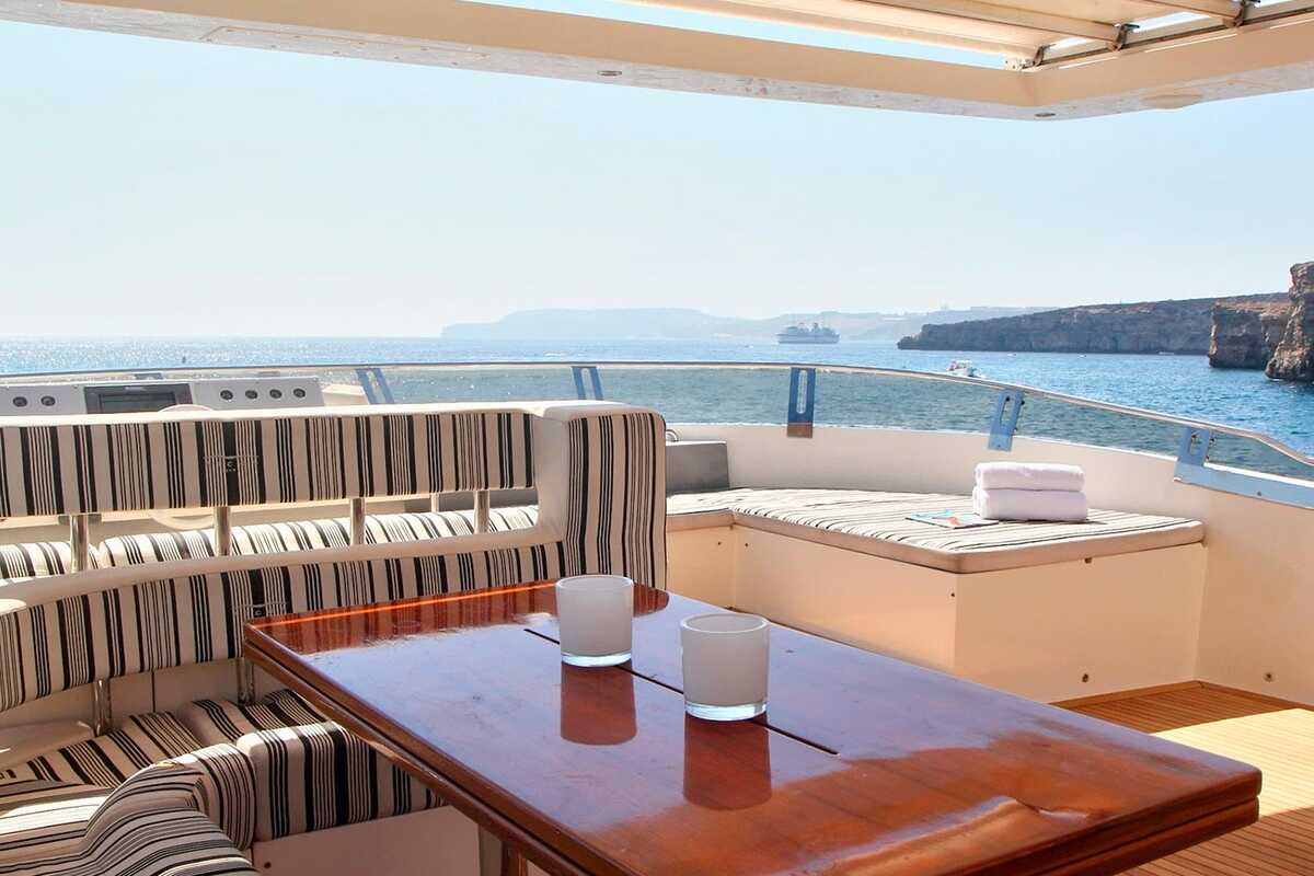 Обеденая зона на флайбриддже M/Y SICILIA IV