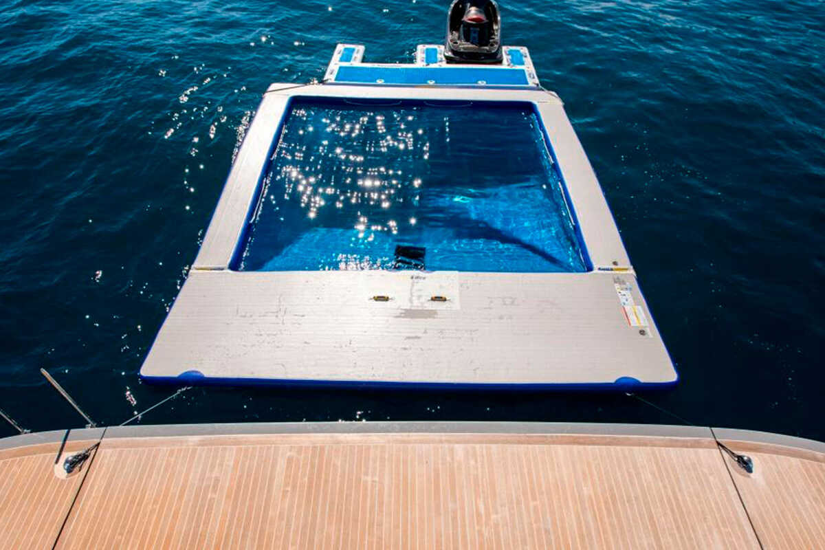 Бассейн в кормовой части M/Y TATII
