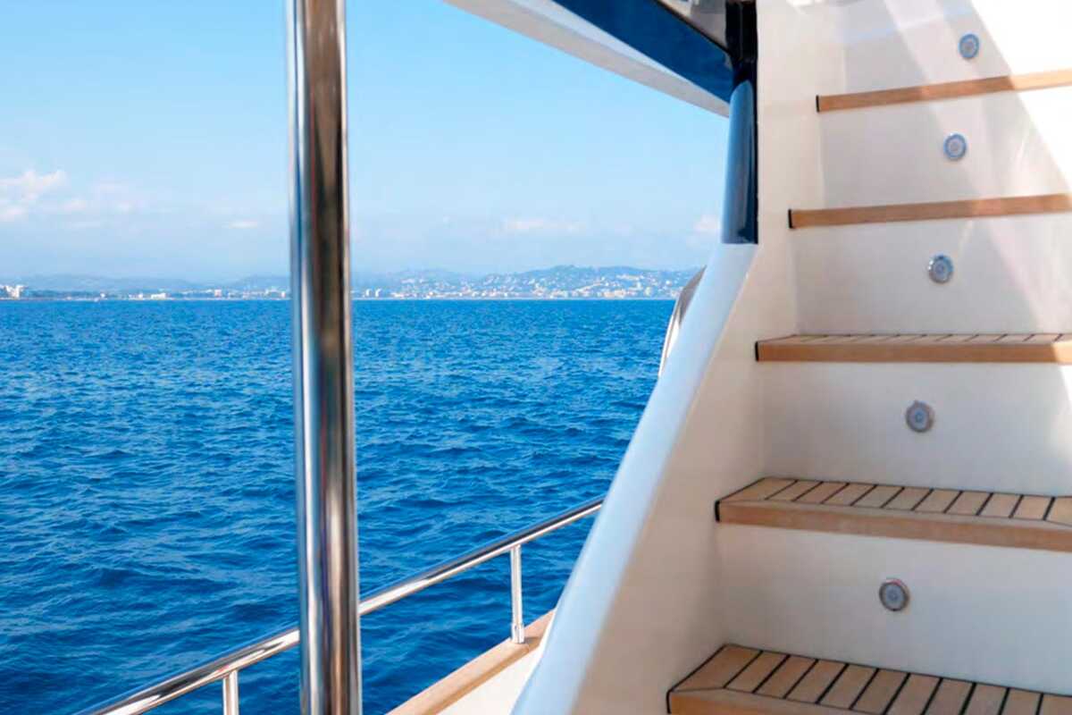 Ступени на флайбридж M/Y LADY AMANDA