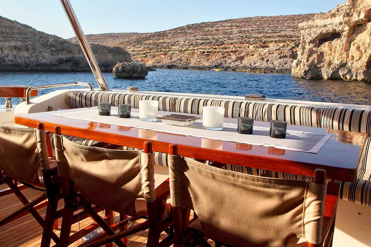 Обеденная зона на кокпите M/Y SICILIA IV