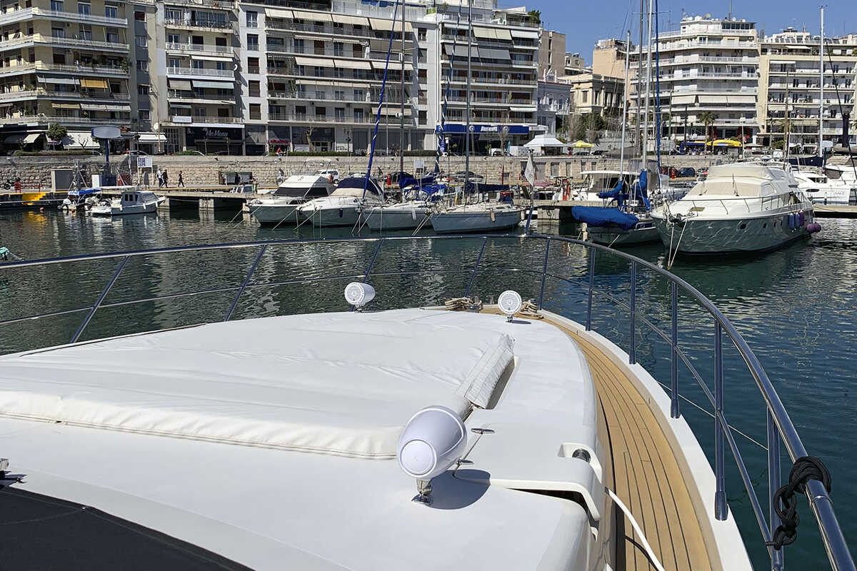 Место для загара на носу Azimut 86S