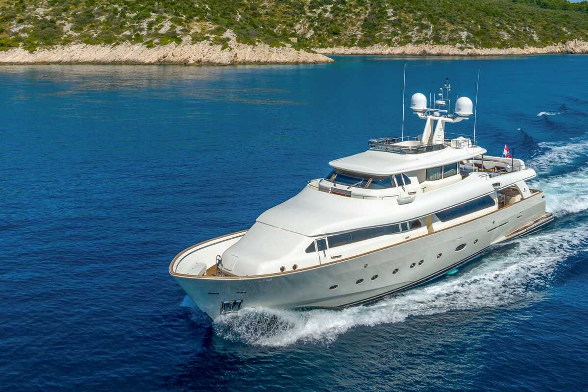 Ferretti KLOBUK, 30.95 м