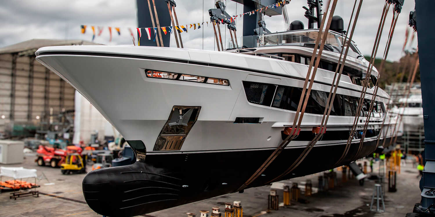На воду спущена гибридная Baglietto T52 Marsa Luna