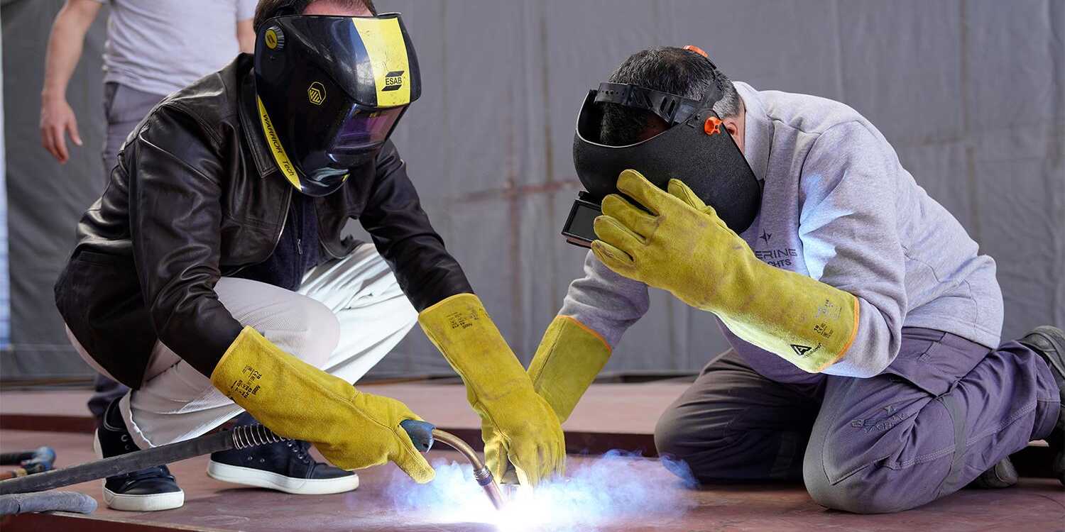Строительство суперяхты Bering 165: заложен киль