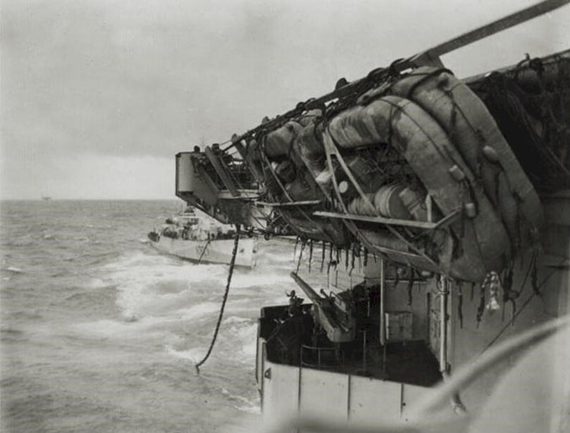 HMCS Stormont (K327) заправка с кормы HMS Emperor