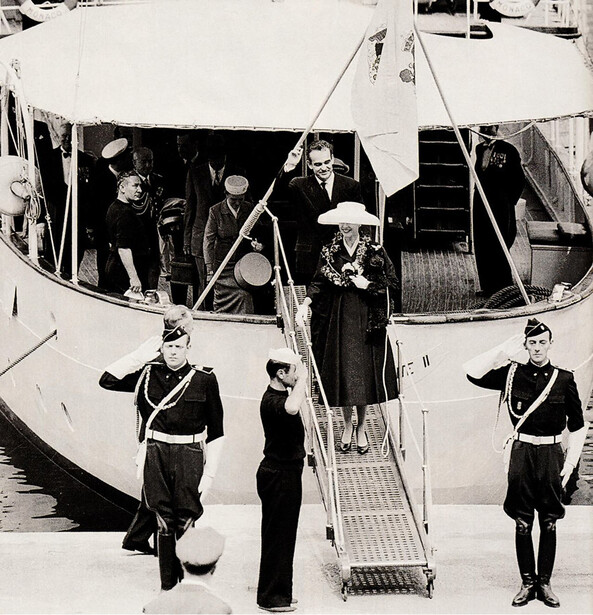 Грейс Келли сходит с яхты «Deo Juvante II», 1956